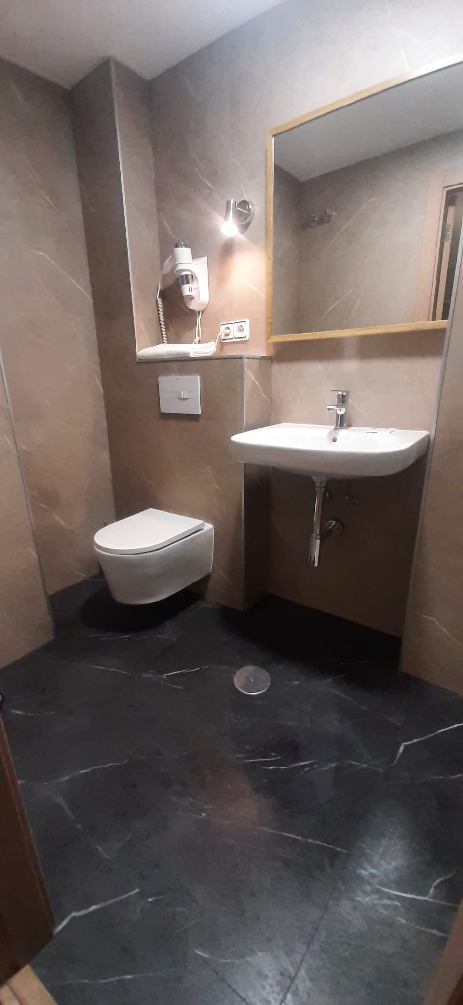 BAO HOTEL ALBACETE: COMBINACIN DEL OSLO SUELO Y PRAGA PARED.